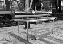 837109 Afbeelding van een model van het passagiersschip Van den Bosch op een tentoonstelling met allerlei voertuigen in ...